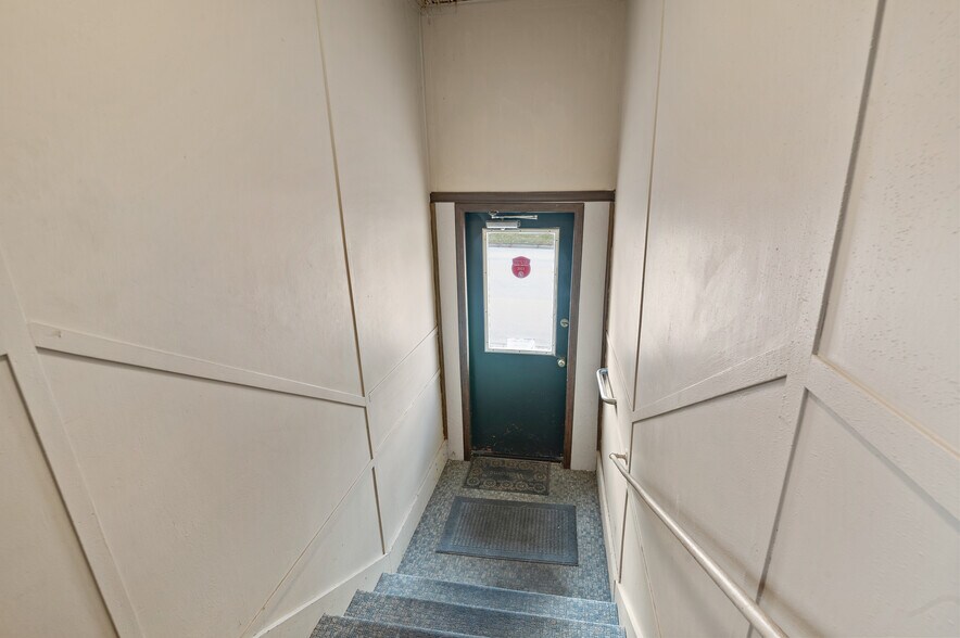 More Photos Of 1689 Day St, Greenleaf Restaurant For Sale