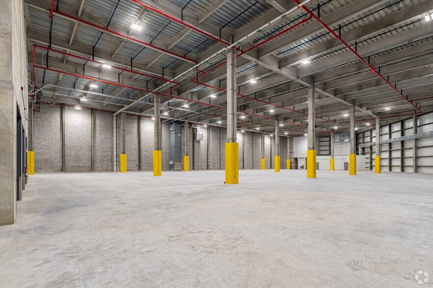 More Photos Of 2890 Review Ave, Long Island City Warehouse For Lease