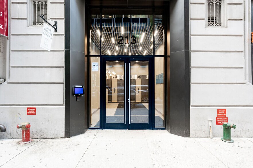 More Photos Of 213 W 35th St, New York Office For Lease