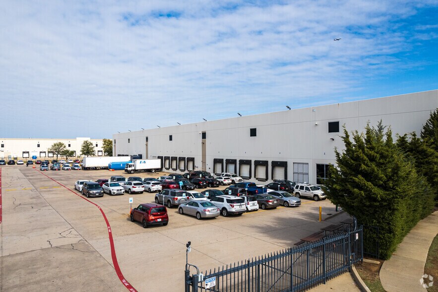 More Photos Of 700 Lakeside Pky, Flower Mound Distribution For Lease