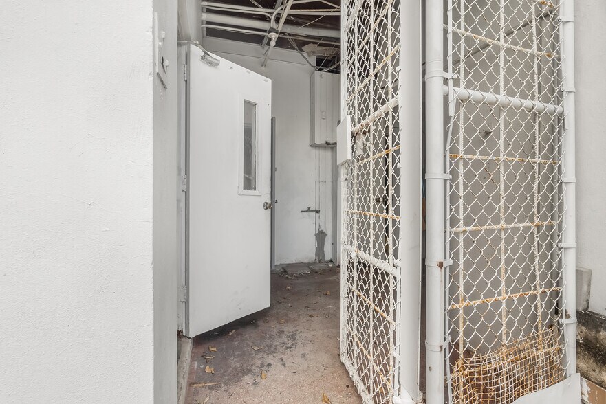 More Photos Of 775 NW 21st St, Miami Service For Lease