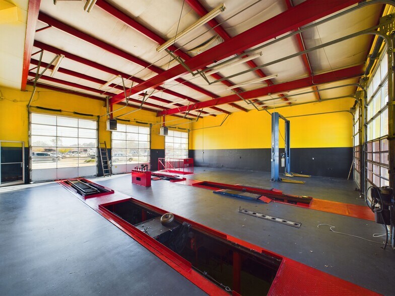 More Photos Of 4448 Fm 1960 Rd W, Houston Auto Repair For Lease