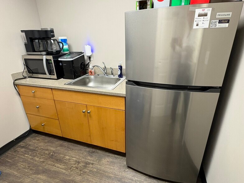 More Photos Of 402-404 S Scott Rd, Fort Wayne Showroom For Sale