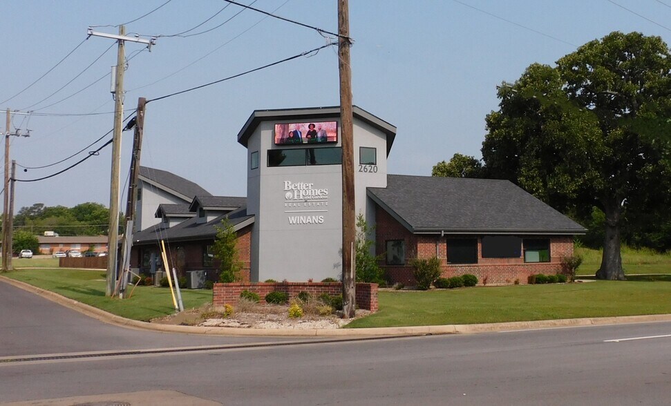 More Photos Of 2620 N Travis St, Sherman Medical For Lease