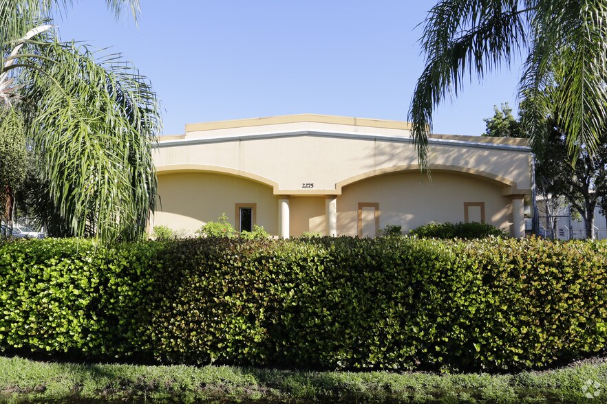 More Photos Of 2275 Bruner Ln, Fort Myers Showroom For Lease