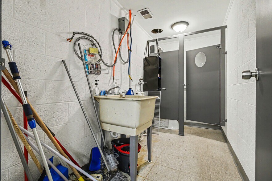 More Photos Of 600 Northland Blvd, Forest Park Warehouse For Sale