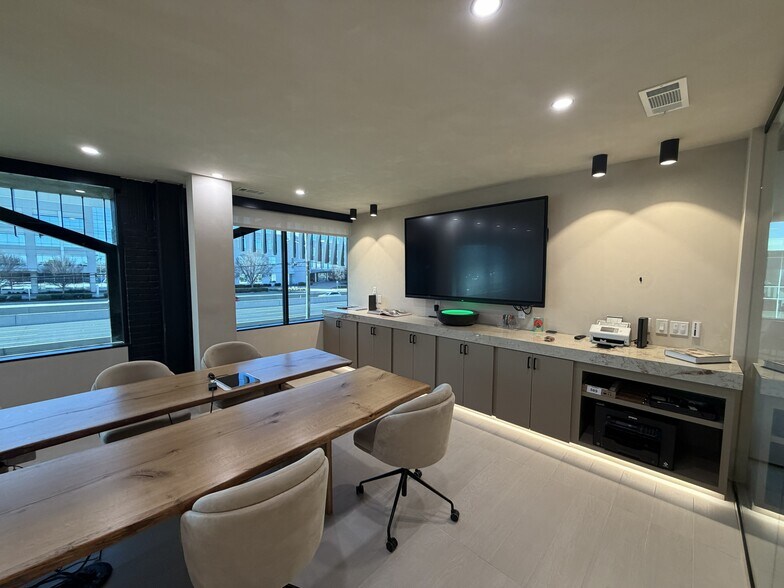 More Photos Of 17130 N Dallas Pky, Dallas Office For Sale