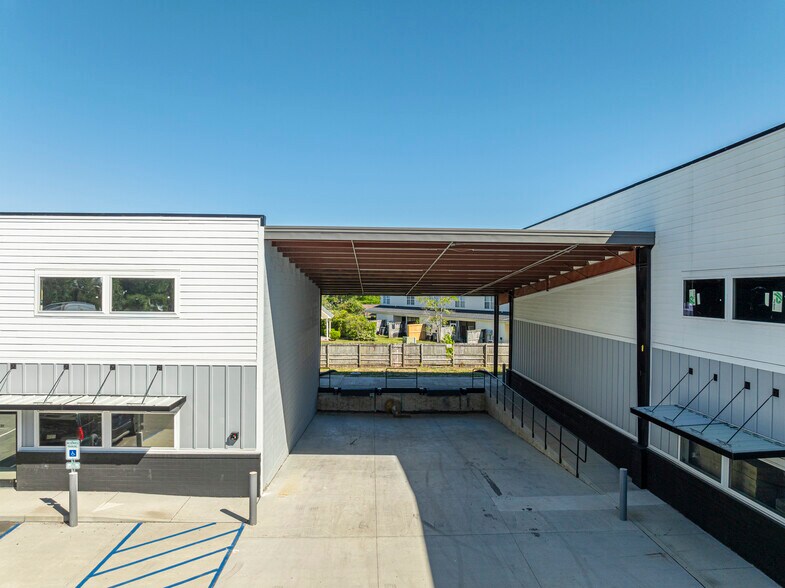 More Photos Of 8120 Windsor Hill Blvd, North Charleston Light Distribution For Sale