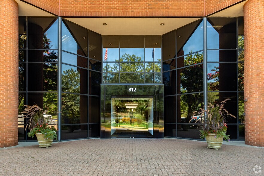 More Photos Of 808 Moorefield Park Dr, Richmond Office For Lease