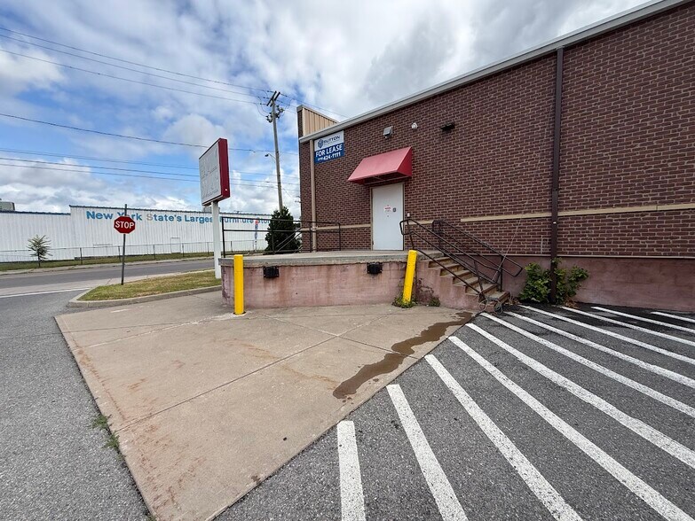 More Photos Of 2826 S Salina St, Syracuse Freestanding For Lease