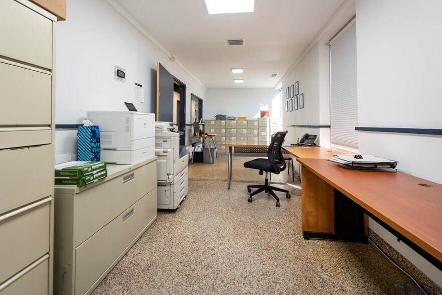 More Photos Of 2980 W Oakland Park Blvd, Oakland Park Showroom For Lease