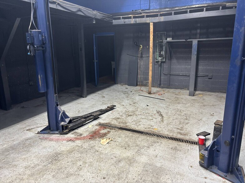 More Photos Of 7740 W Indian School Rd, Phoenix Auto Repair For Lease