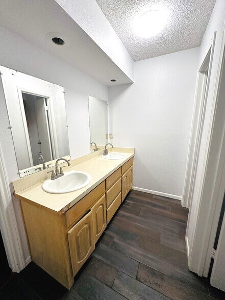 More Photos Of 722 E Wheatland Rd, Duncanville Office For Sale
