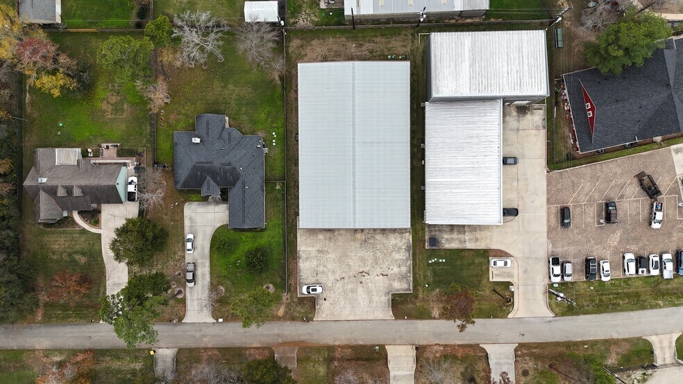 More Photos Of 7511 Oak Bluff Dr, Magnolia Warehouse For Lease