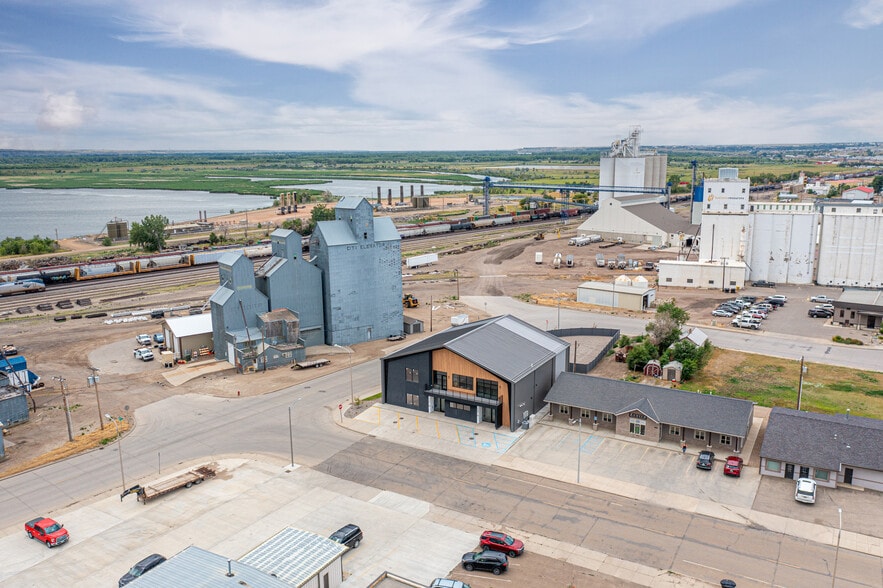 More Photos Of 107 Washington Ave, Williston Flex For Sale