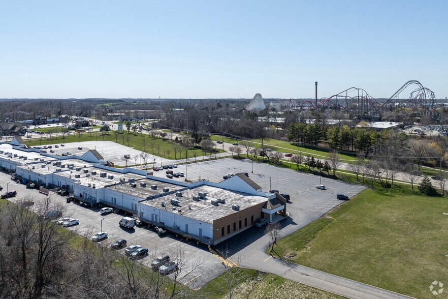 More Photos Of 401 N Riverside Dr, Gurnee Storefront For Lease