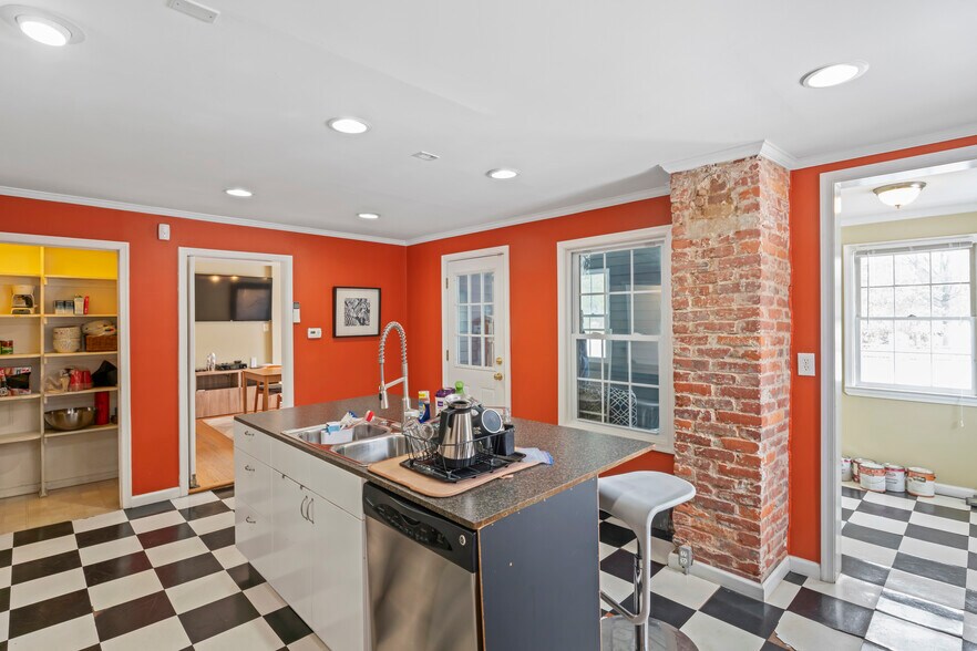 More Photos Of 4235 Chain Bridge Rd, Fairfax Office For Sale