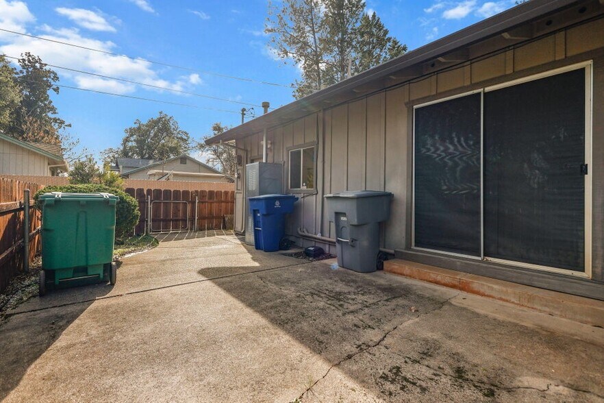 More Photos Of 2081 Victor Ave, Redding Office For Sale