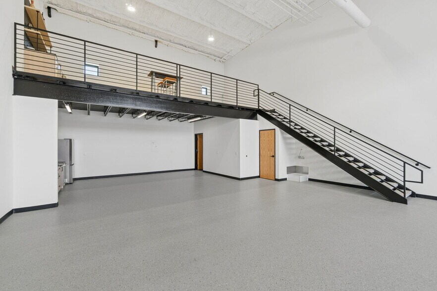 More Photos Of 7700 Broadway Ext, Oklahoma City Light Distribution For Sale