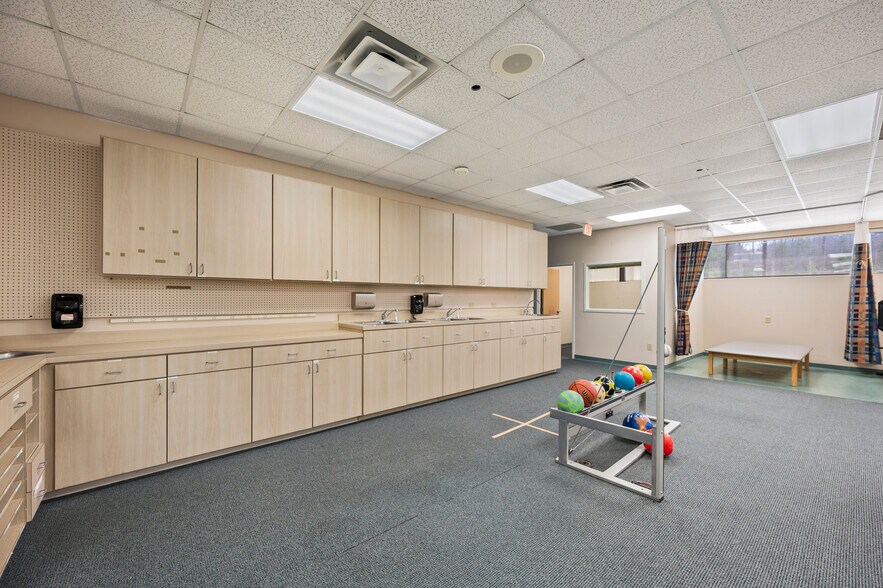 More Photos Of 257 W Kings Hwy, Eden Medical For Sale