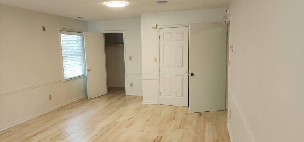 More Photos Of 16 Oak St, Roswell Medical For Sale