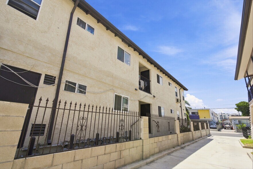 More Photos Of 5328 Auckland Ave, North Hollywood Apartments For Sale
