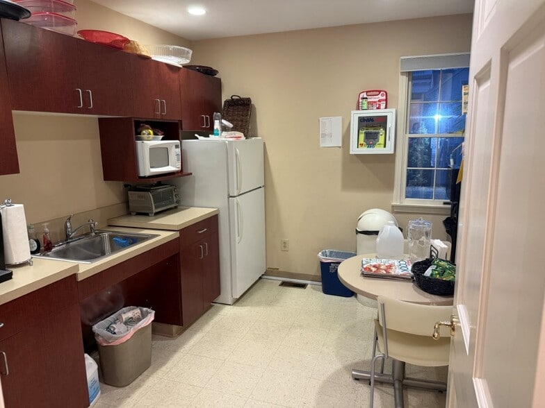 More Photos Of 158 Deer Hill Ave, Danbury Office For Sale