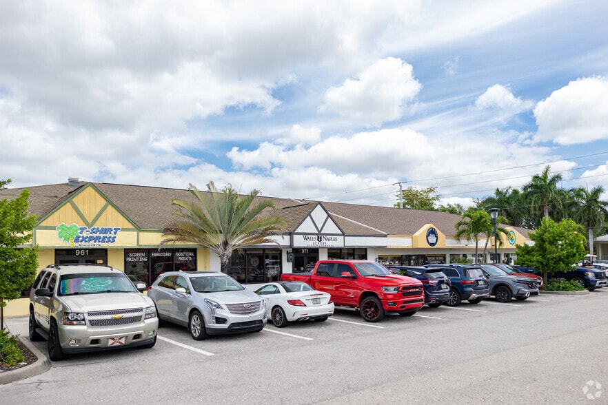 More Photos Of 975-997 3rd Ave N, Naples Storefront For Lease