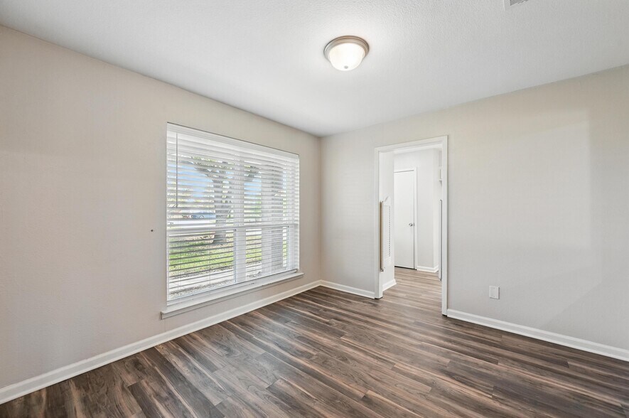 More Photos Of 300 Paul Wilson Rd, Wylie Showroom For Lease