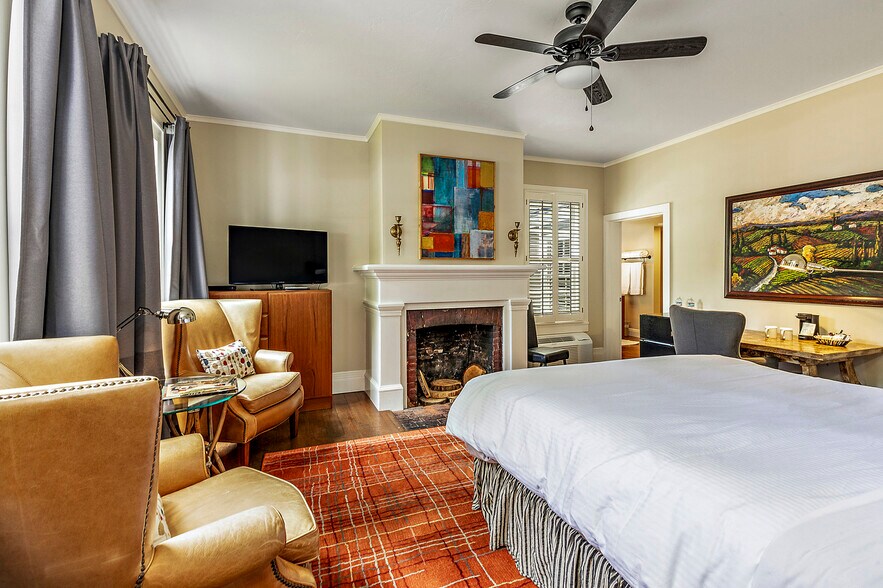 More Photos Of 240 E California St, Jacksonville Hotel For Sale