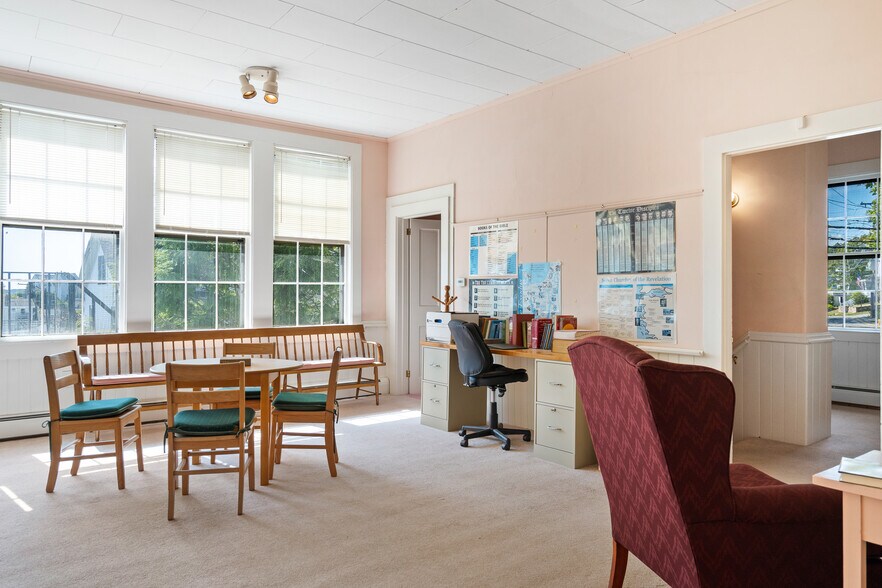 More Photos Of 25 Oak St, Boothbay Harbor Specialty For Sale