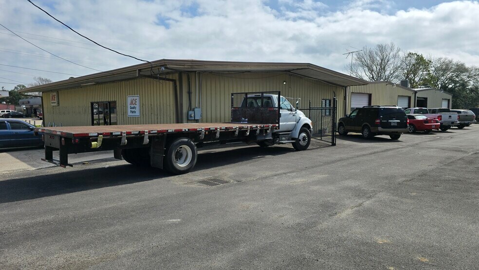More Photos Of 607 Grand Ave, Bacliff Flex For Lease