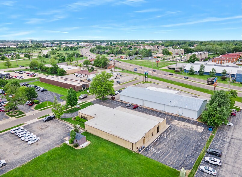 More Photos Of 2708 McGraw Dr, Bloomington Medical For Sale