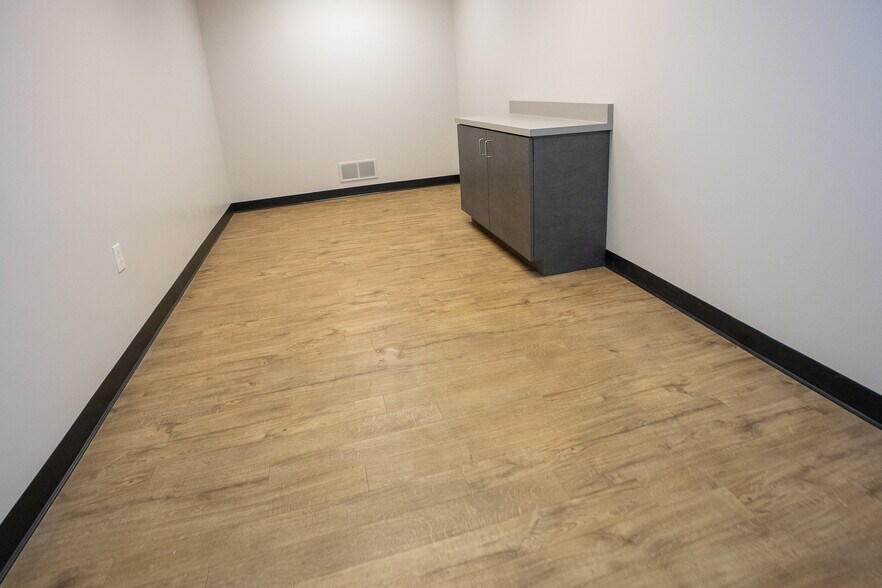 More Photos Of 9719 Olive Blvd, Olivette Freestanding For Lease