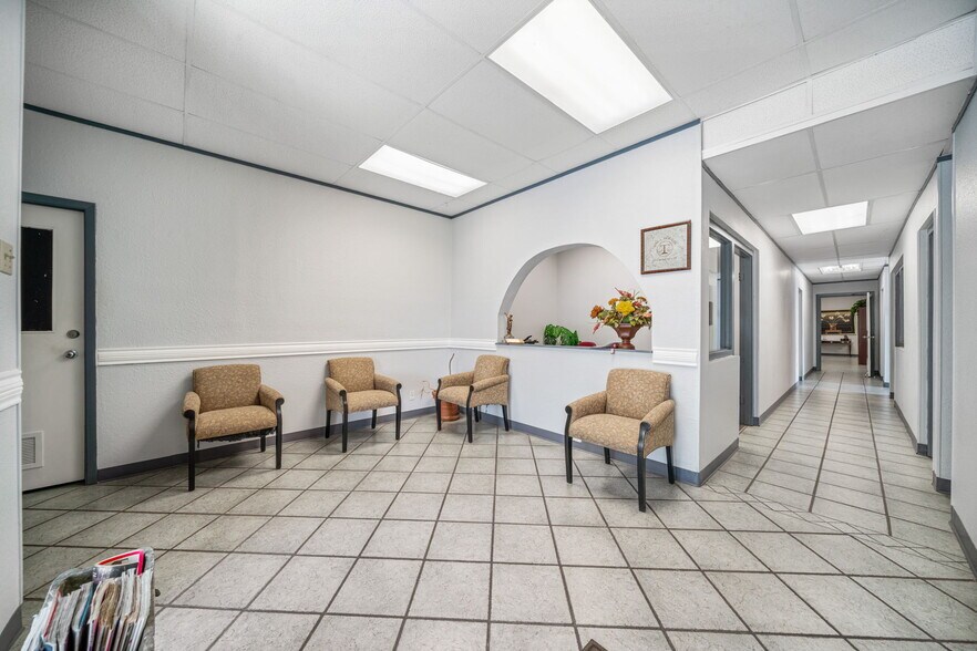 More Photos Of 201 W Poplar St, San Antonio Medical For Sale
