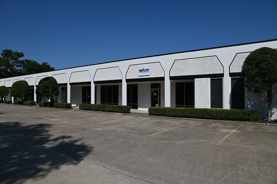 More Photos Of 15534 W Hardy Rd, Houston Unknown For Lease