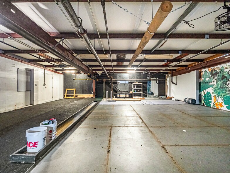 More Photos Of 1016 W Church St, Orlando Showroom For Lease