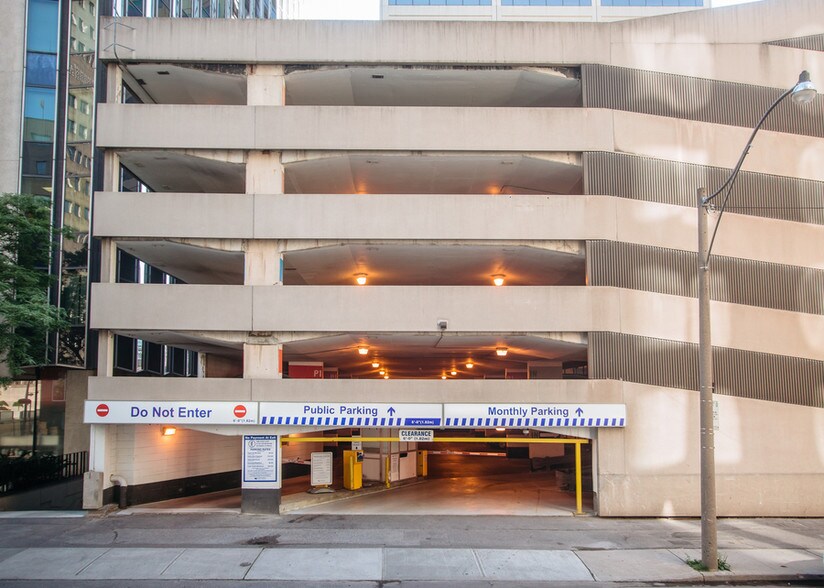 More Photos Of 180 Dundas St W, Toronto Office For Lease