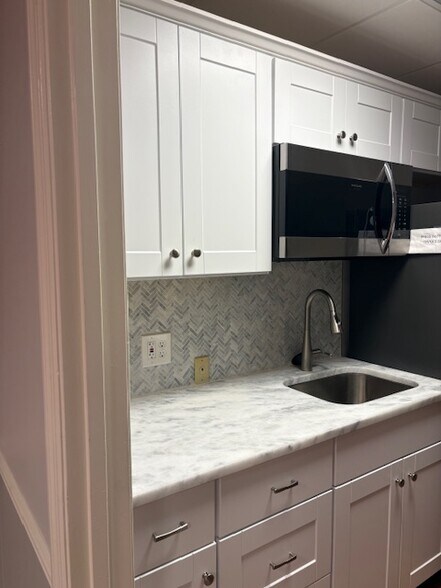 More Photos Of 102 W 7th St, Columbia Showroom For Lease