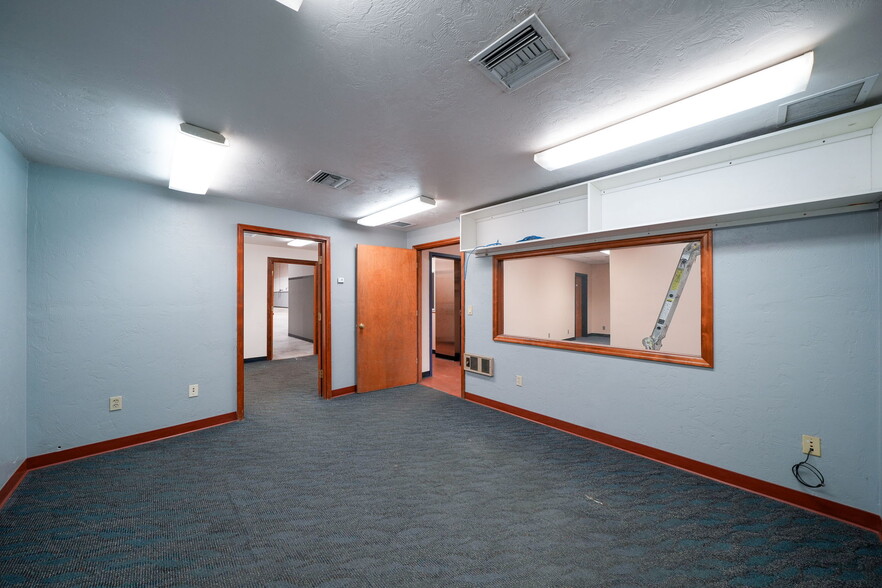 More Photos Of 1555-1557 SE Crystal Lake Dr, Corvallis Warehouse For Lease