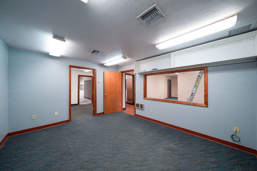 More Photos Of 1555-1557 SE Crystal Lake Dr, Corvallis Warehouse For Lease