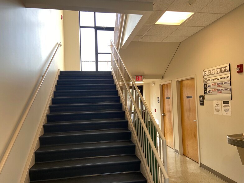 More Photos Of 181 E Stiegel St, Manheim Warehouse For Lease