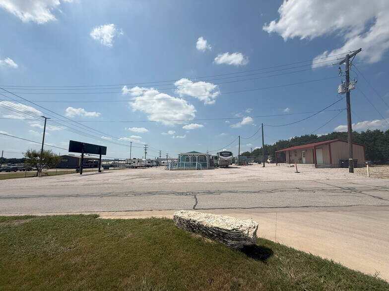 More Photos Of 107 Bailey Ln, Liberty Hill General Retail For Lease