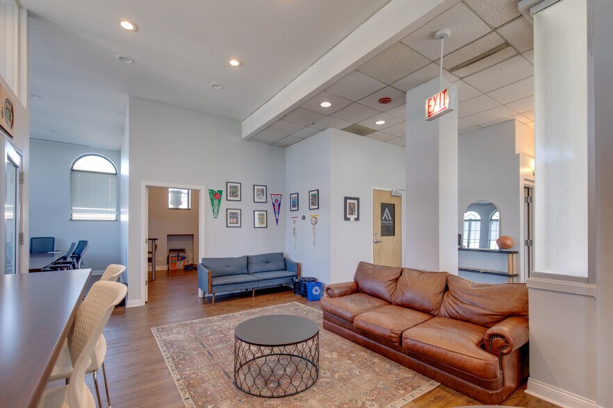 More Photos Of 2551 N Clark St, Chicago Office For Lease