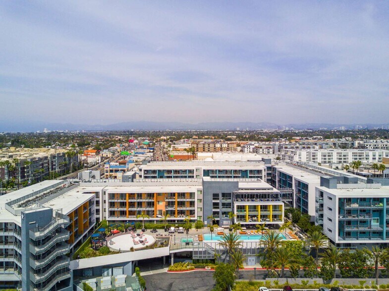 More Photos Of 13488 Maxella Ave, Marina Del Rey Apartments For Lease
