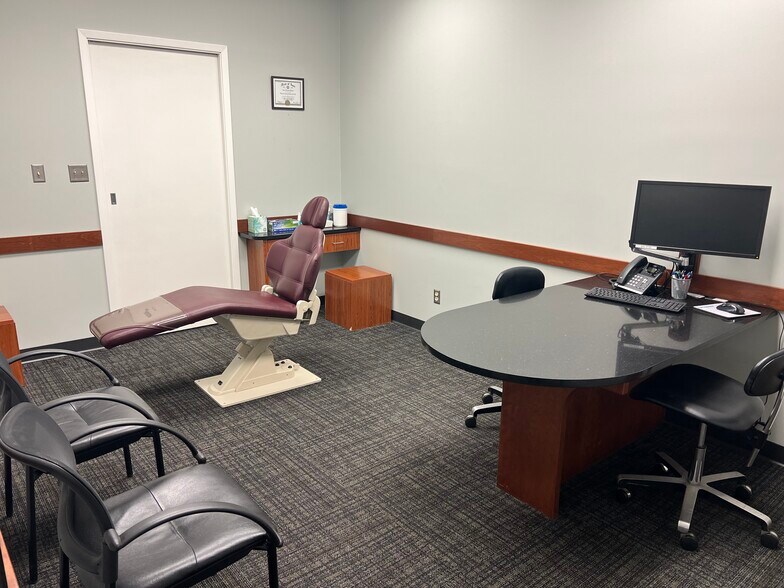 More Photos Of 7180 Hickman Rd, Windsor Heights Medical For Lease