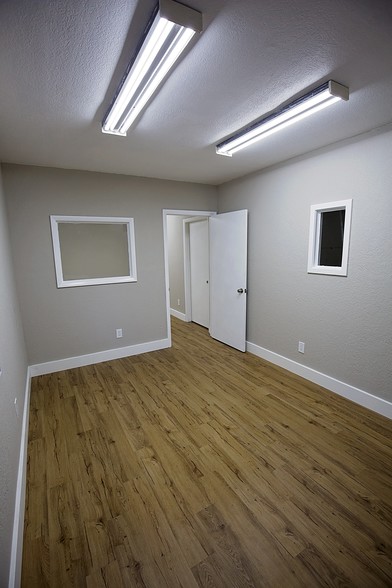 More Photos Of 1010 Park Ct, Safety Harbor Warehouse For Lease