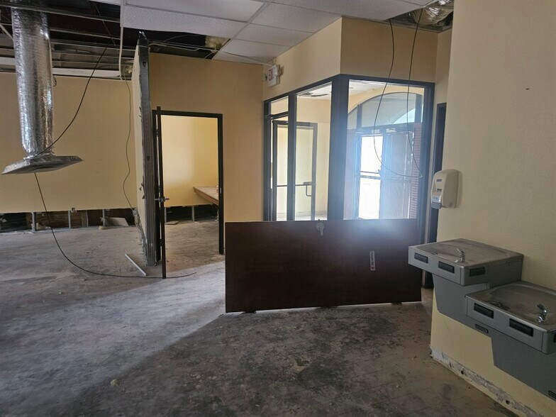 More Photos Of 720 W Nathan Lowe Rd, Arlington Medical For Sale