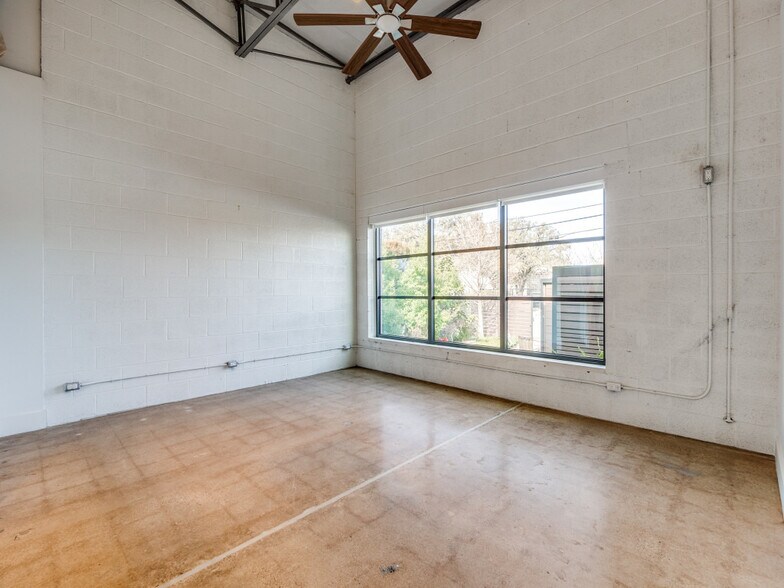 More Photos Of 2323 Farrington St, Dallas Warehouse For Sale