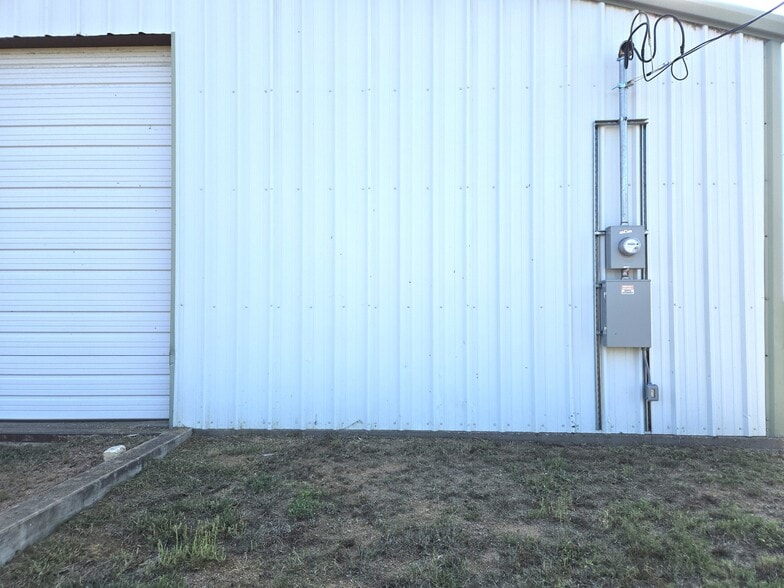 More Photos Of 1209 Bessemer Ave, Llano Light Distribution For Sale